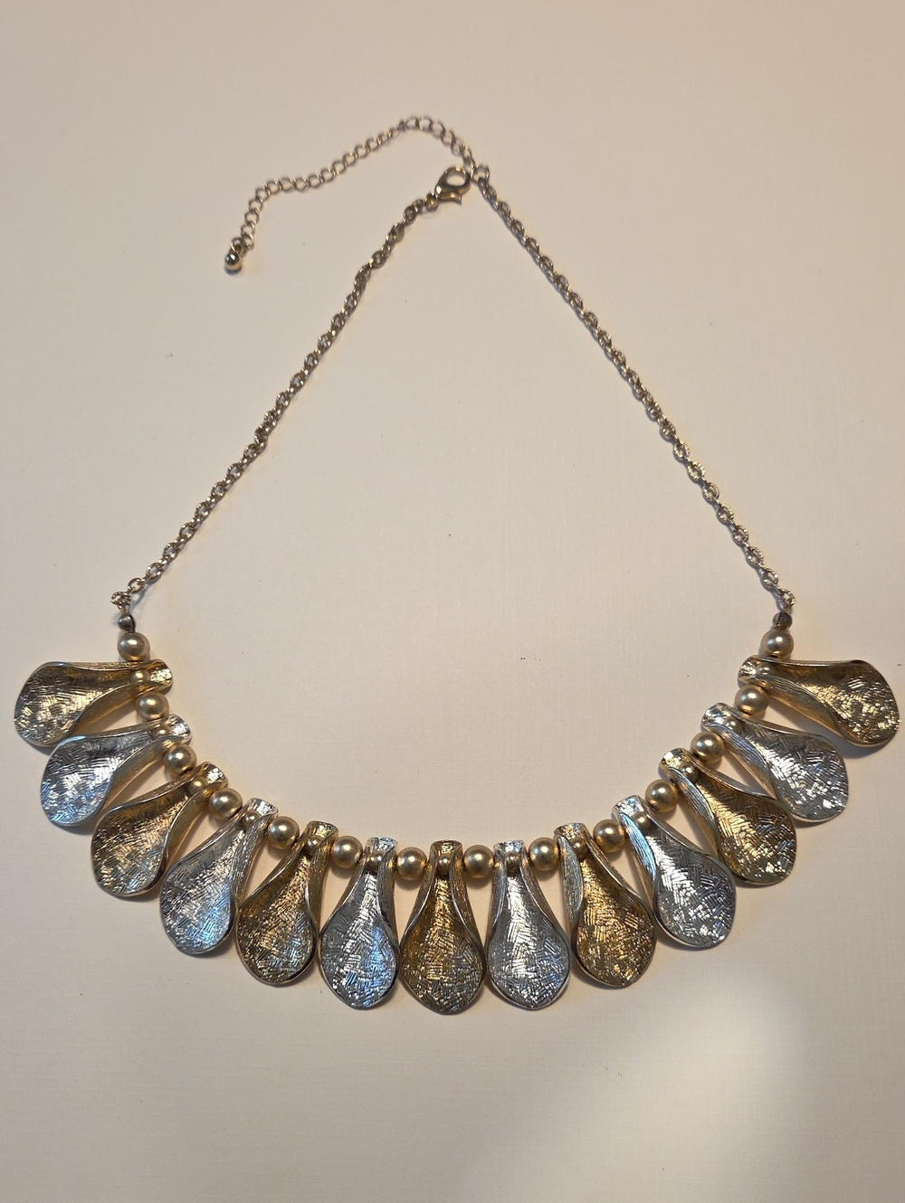 Vintage Elegant Two-Tone Teardrop Statement Necklace - Silver/Gold